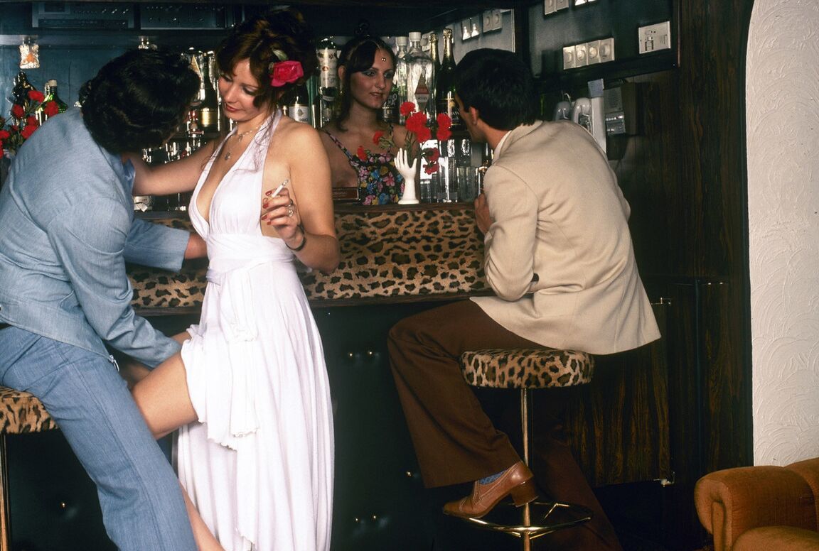 15P Estrela pornográfica dos anos setenta chupa e fode dois homens dentro de um bar