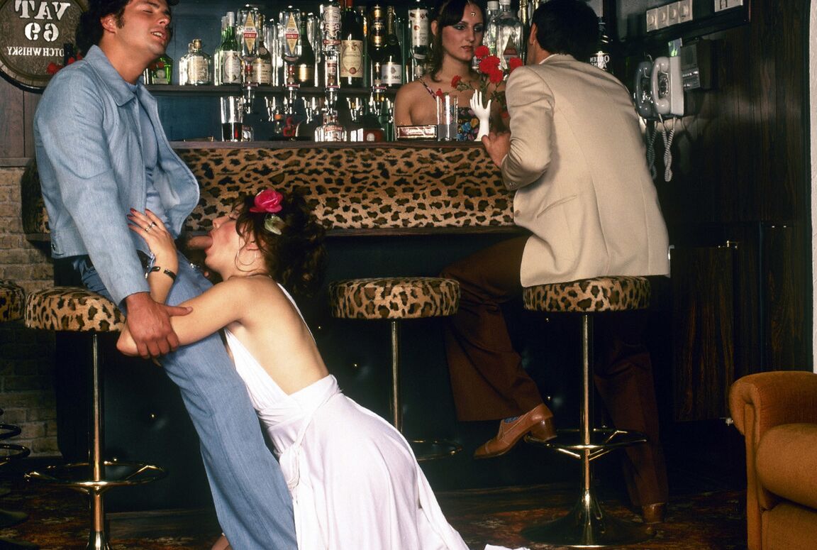 15P Estrela pornográfica dos anos setenta chupa e fode dois homens dentro de um bar