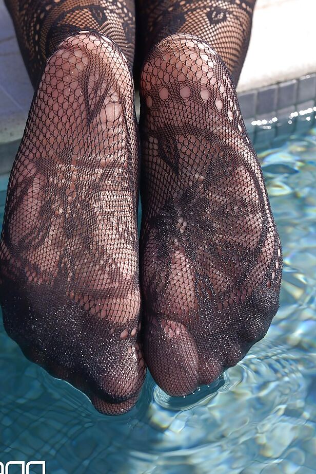 16P Leggy Euro diques Lucy Li e Tracy Lindsay chupam dedos dos pés vestidos com meias do lado de fora