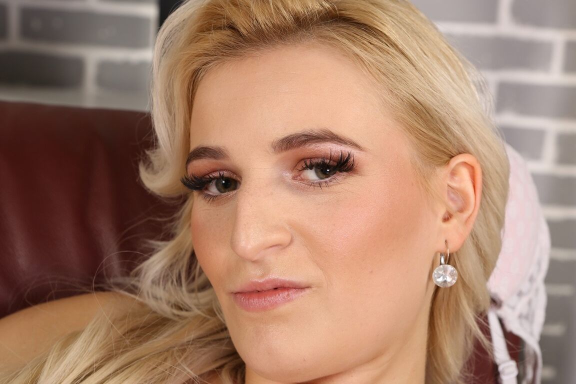 16P Sandra Bell neckt ihre geschwollene Muschi mit einem Dildo