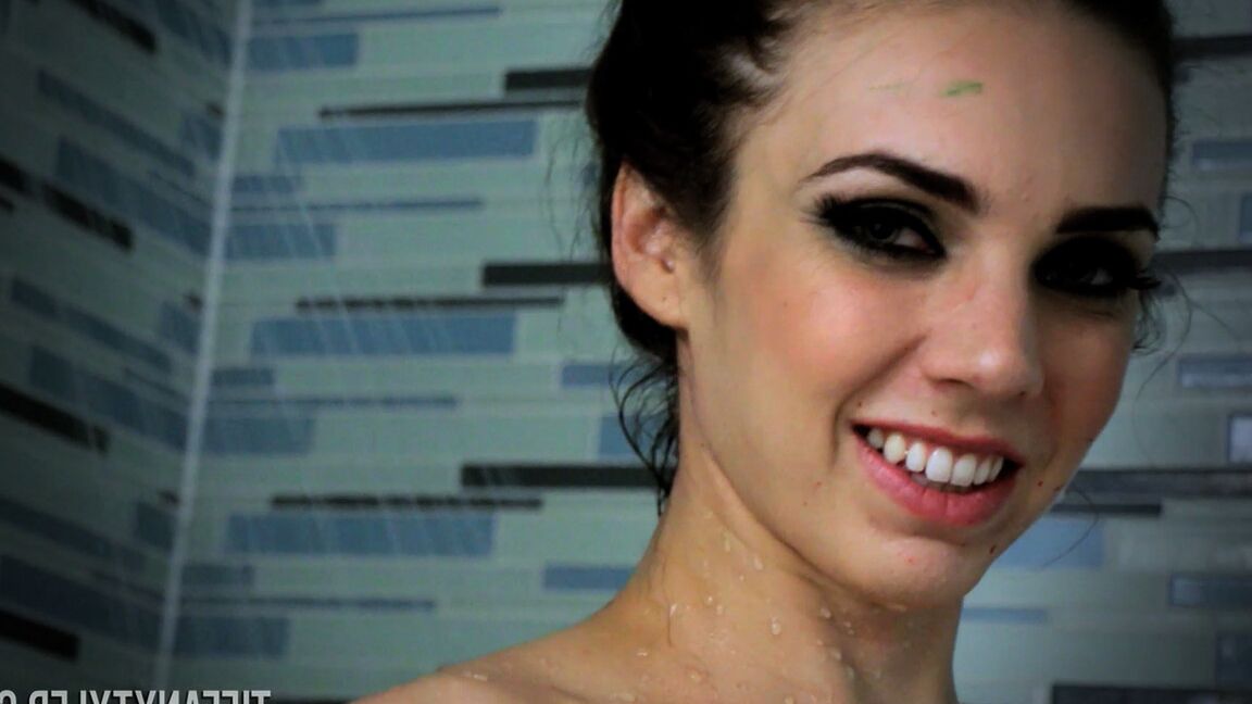 17P La belleza de tetas falsas Tiffany Tyler se burla con su brillante culo mientras se ducha