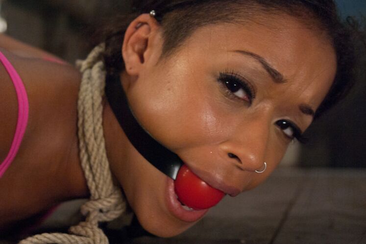 13P La negra Skin Diamond recibe una corrida con la boca abierta después del anal en bondage