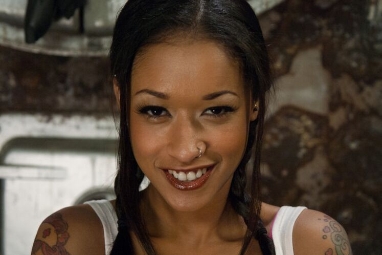 13P La negra Skin Diamond recibe una corrida con la boca abierta después del anal en bondage