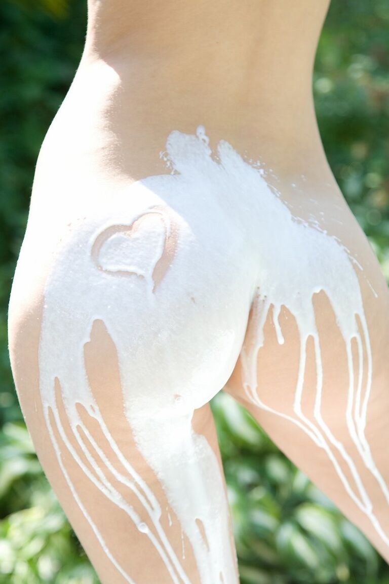 21P La blonde coquine Lolly Hardcore verse du babeurre sur tout son corps sexy à l'extérieur