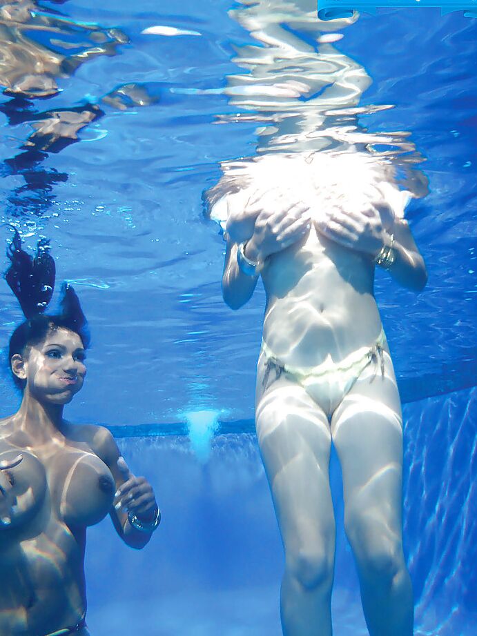 16P A estrela pornô Valory Irene e sua namorada exibem belos melões debaixo d'água