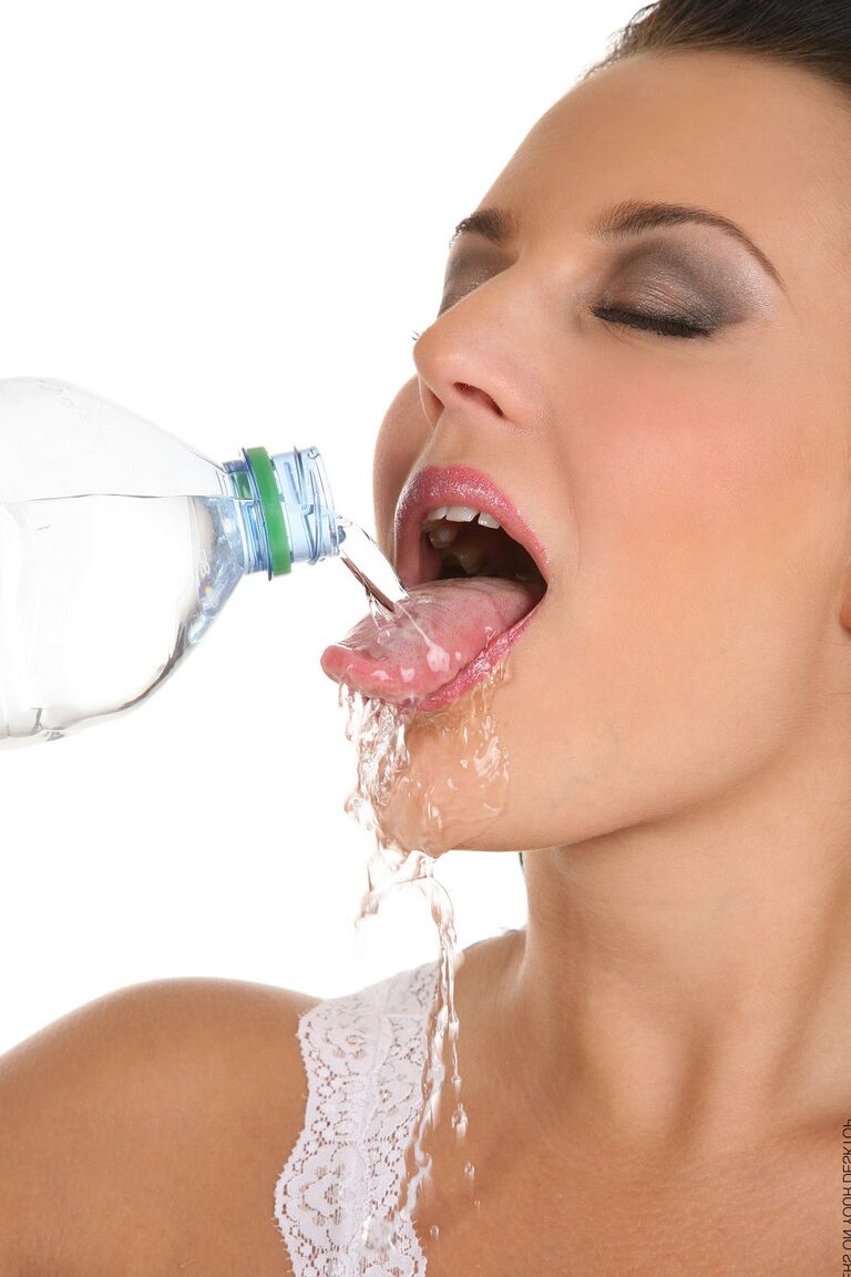 15P La chaude brune Carmen Croft verse de l'eau sur ses seins améliorés et sur sa chatte également