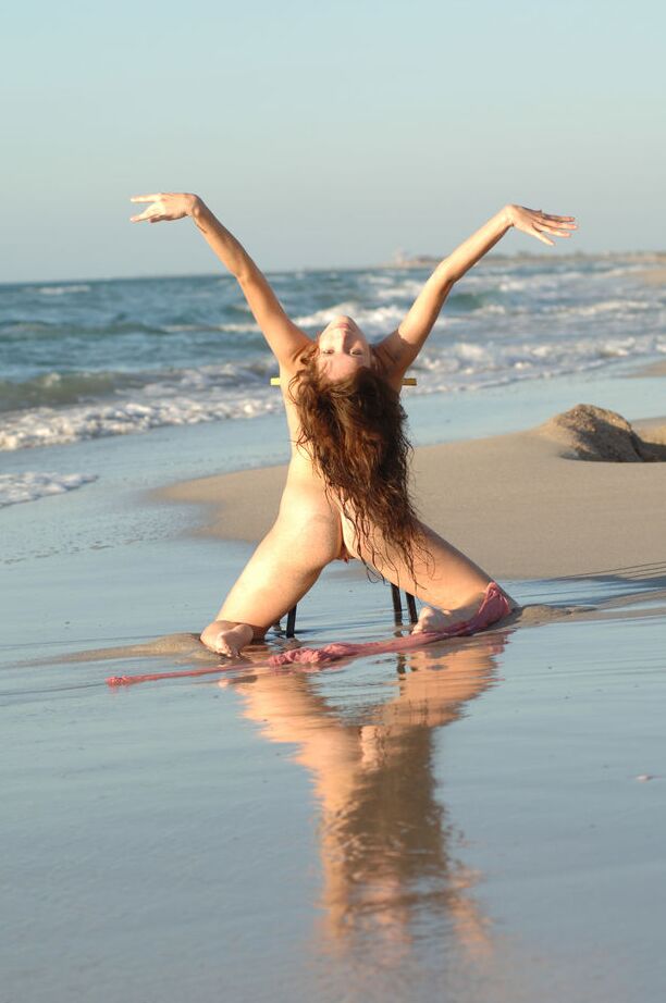 16P 18-year-old model Eldoris Q gets naked on a stool while at the beach
