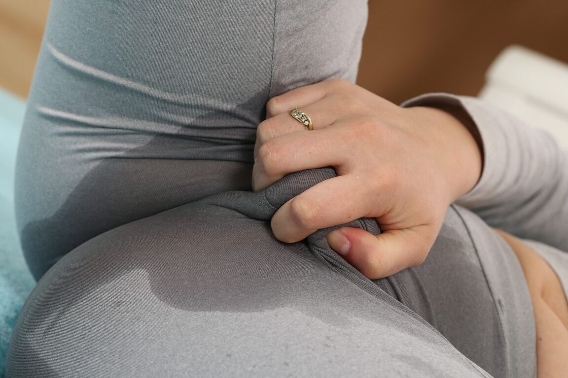 15P La dormida Keira K se orina en los pantalones antes de masturbarse con juguetes sexuales