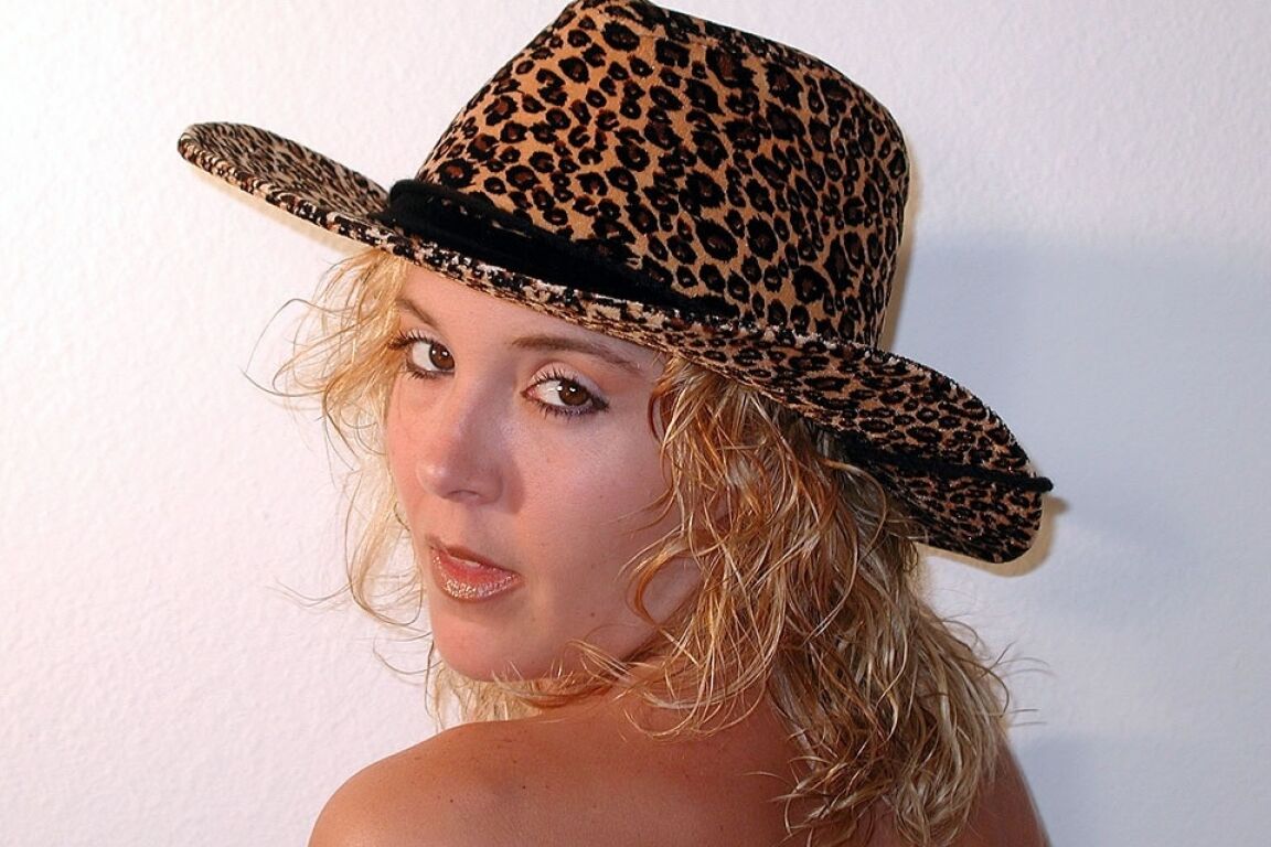 21P American wife Lainey Baron giving world-class head and tasting cum