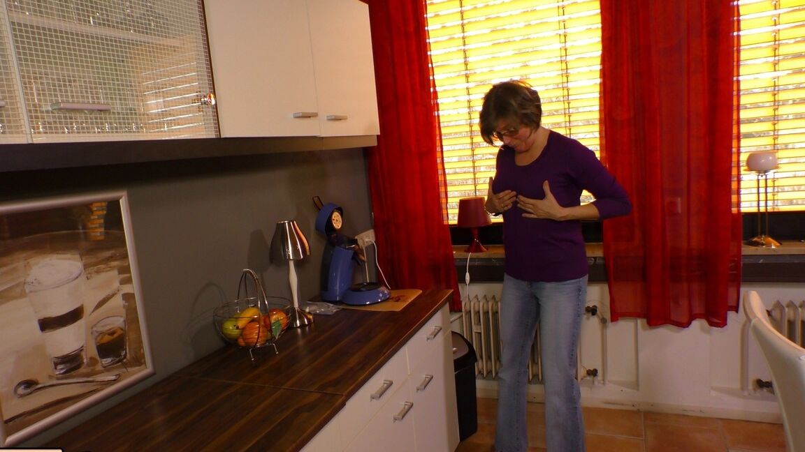 18P Dona de casa madura é desossada na cozinha por seu velho com tesão