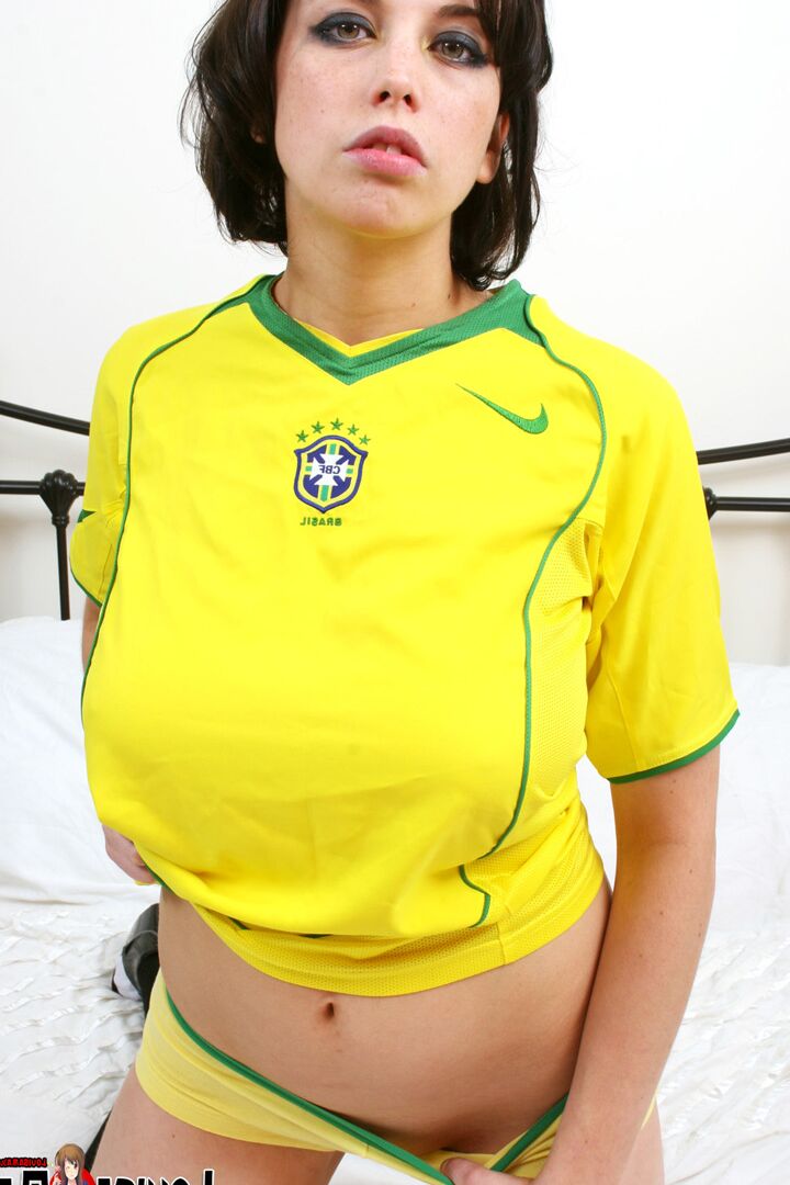 20P A modelo amadora Louisa May deixa seus peitos lindos soltos em cima da cama