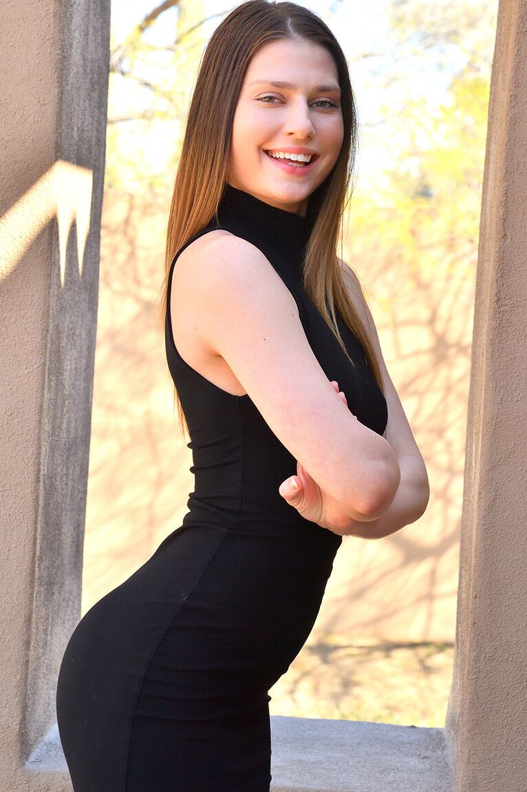 15P A bela Leggy Kamryn tira um vestido preto antes de brincar com sua linda buceta