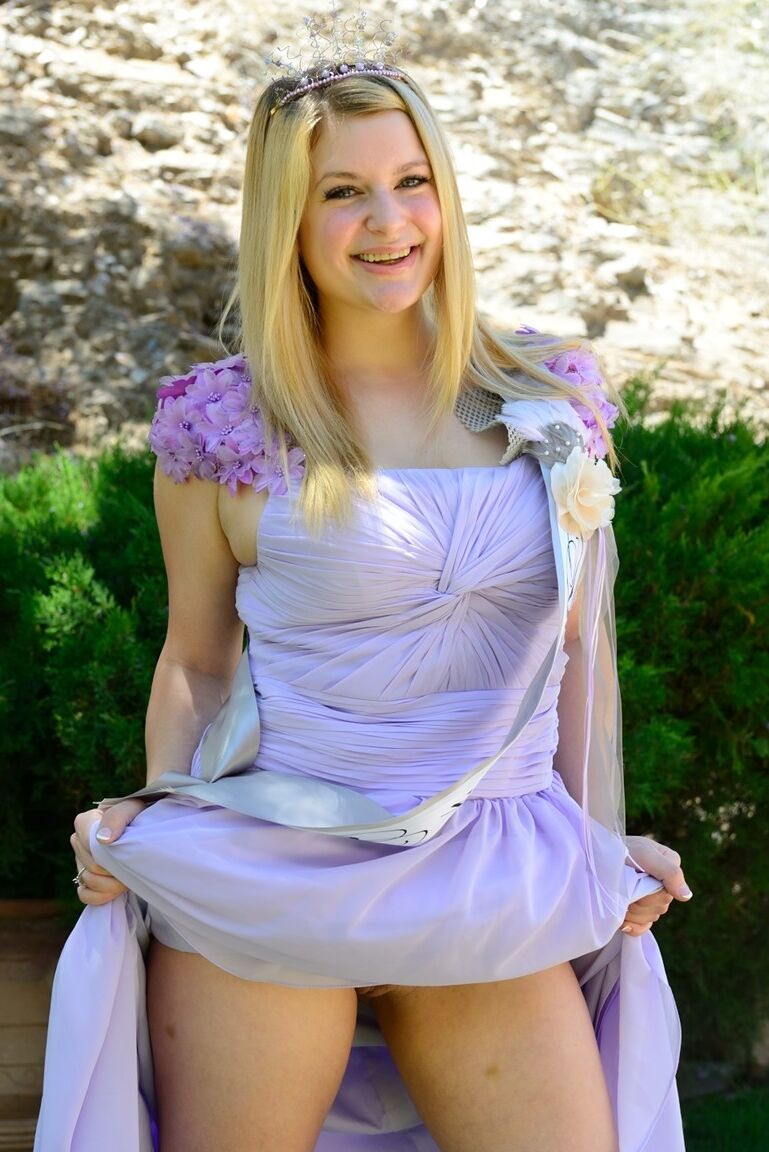 17P Une princesse blonde remonte sa robe pour jouer avec sa chatte