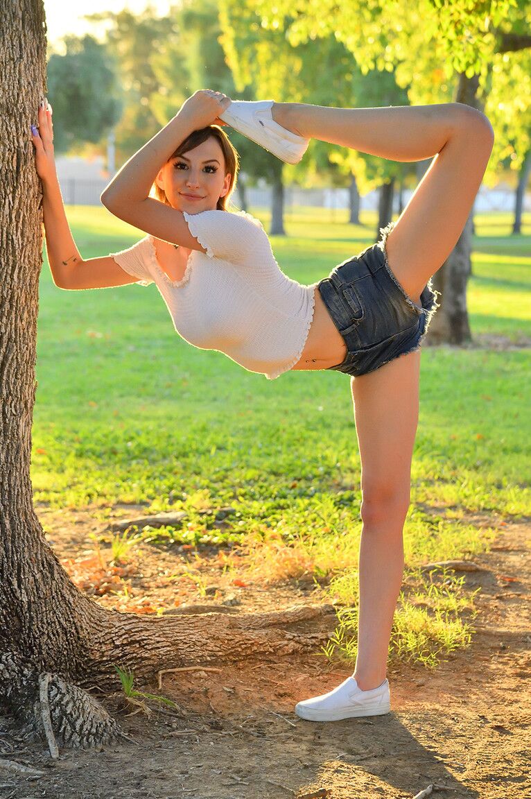 15P Tristan, une fille flexible, se met totalement nue sous une cascade