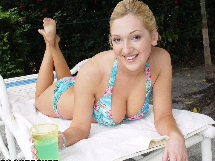 17P La jolie blonde en bikini Jessica Sweet libère ses gros seins