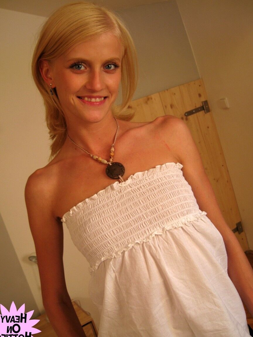 15P L'amatrice blonde Katerina Sz révèle ses petits seins et se fait frotter la chatte