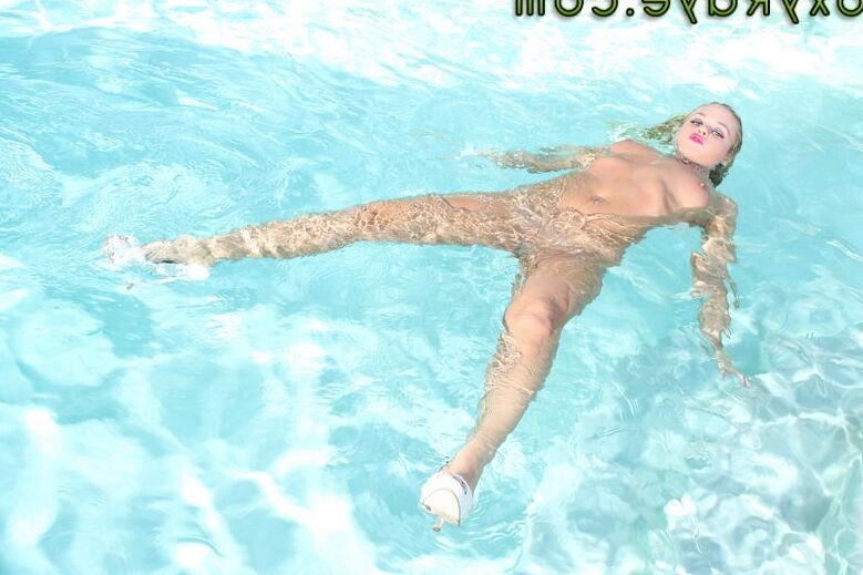 15P Roxy Raye Poolside Pussy Play