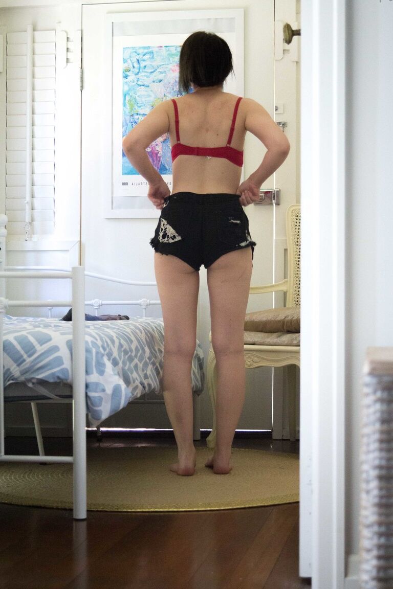 17P La traviesa Kara-Lee muestra su increíble cuerpo amateur mientras se viste