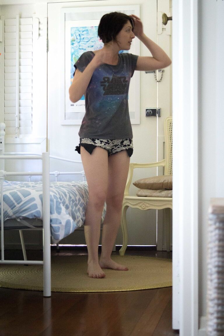 17P La traviesa Kara-Lee muestra su increíble cuerpo amateur mientras se viste