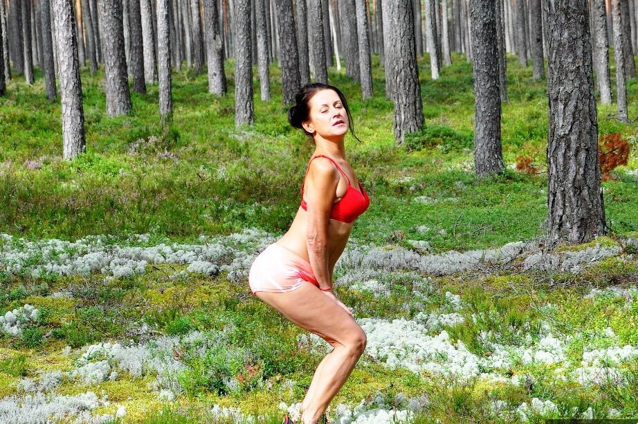 20P La amateur Diana Ananta abre con los dedos su coño en la pista de aterrizaje sobre un suelo cubierto de musgo