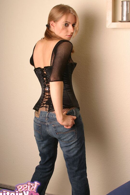 12P La modelo amateur Kiss Kristin se desnuda en un body de malla y tacones en el sofá