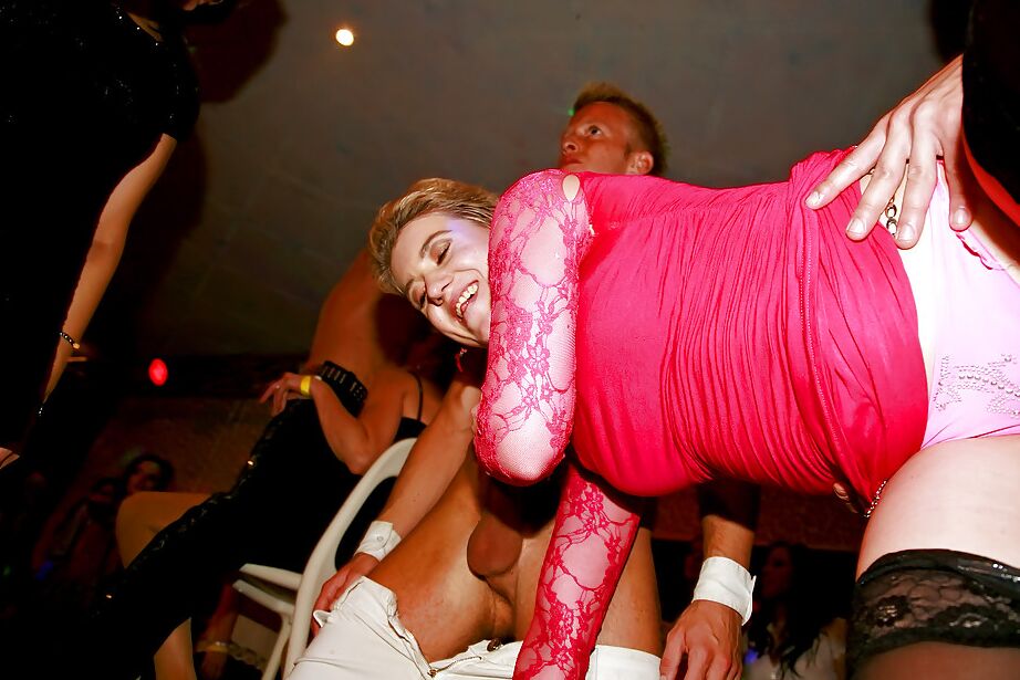 16P Garotas amadoras malucas enlouquecendo na festa de sexo bêbado
