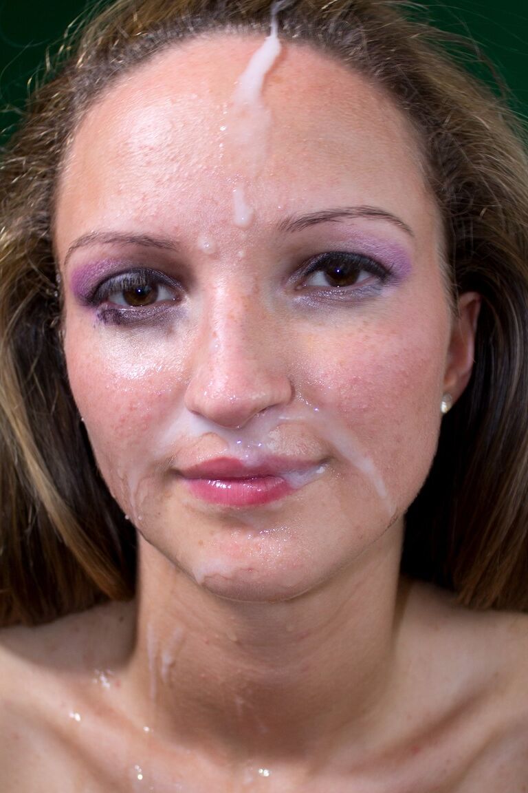 21P La joven adolescente Melanie expone su cuerpo delgado y chupa una polla antes de un tratamiento facial