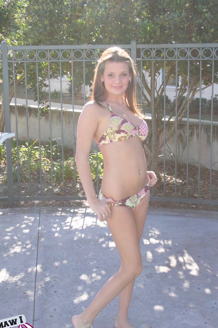 12P La linda adolescente Kate Crush se cubre las tetas desnudas después de quitarse la parte superior del bikini en la piscina