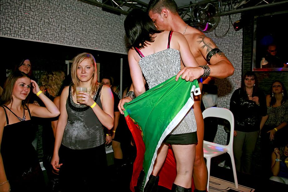 16P Aficionados hambrientos de pollas se vuelven locos y sucios en la fiesta loca