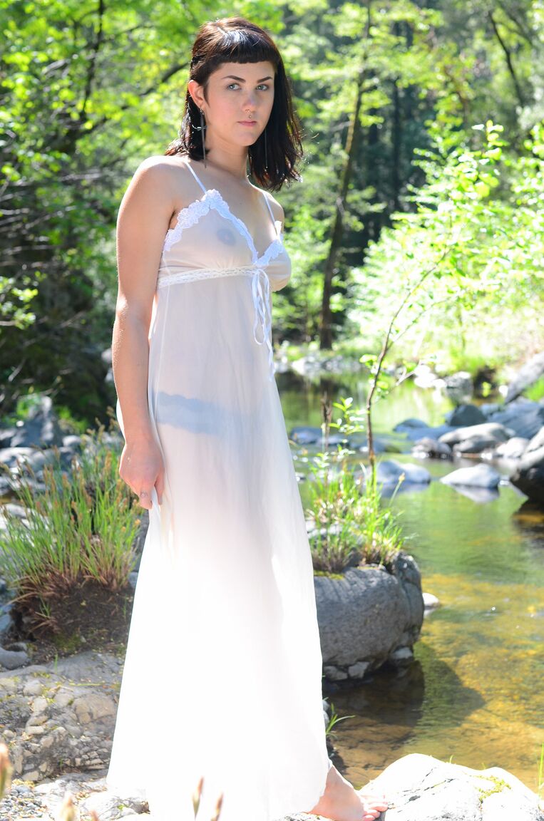 21P La amateur Myre se quita el vestido transparente en el río para revelar su cuerpo peludo