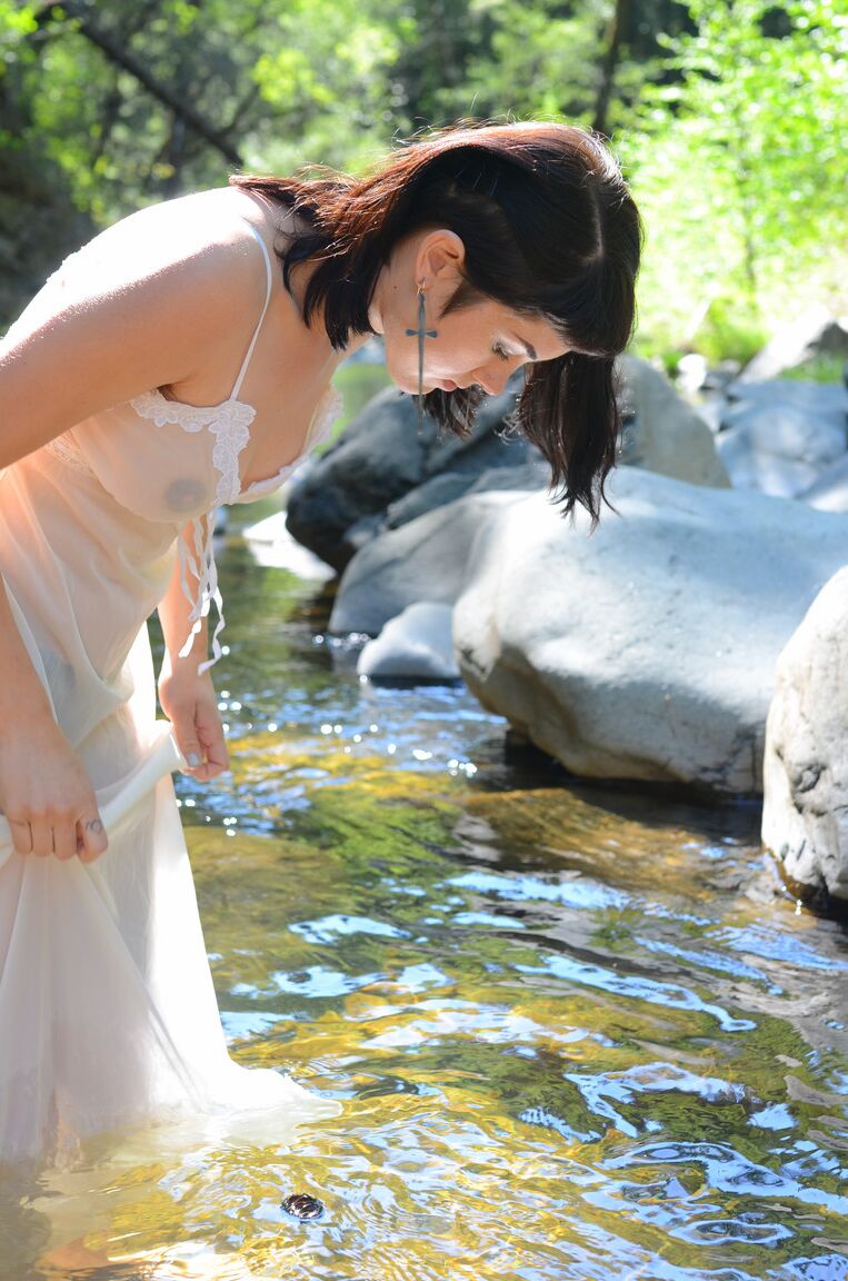 21P La amateur Myre se quita el vestido transparente en el río para revelar su cuerpo peludo