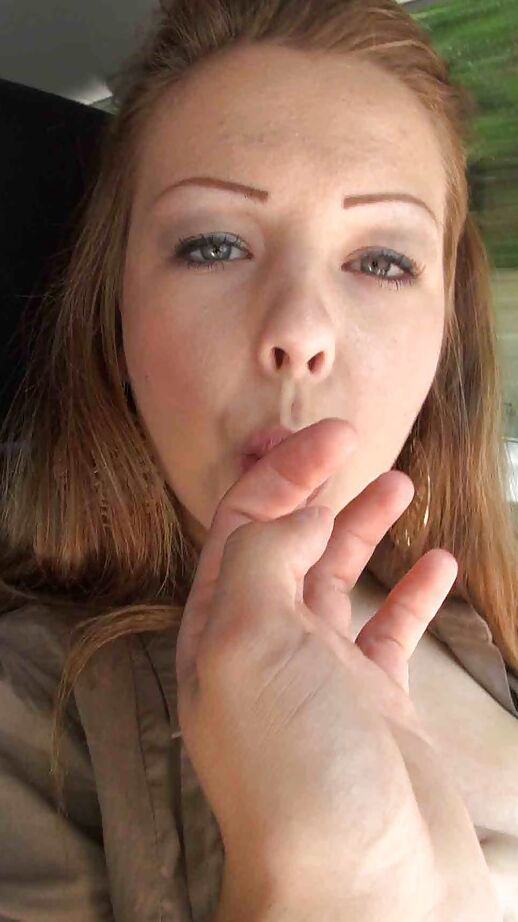 13P Amateur-Freundin Sissiemaus gibt einen Handjob und Blowjob im Auto