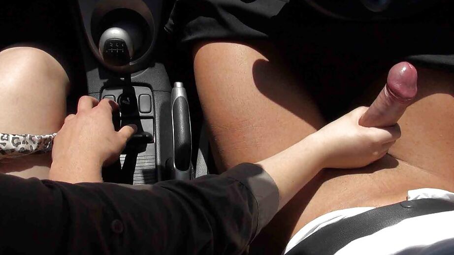13P Amateur-Freundin Sissiemaus gibt einen Handjob und Blowjob im Auto
