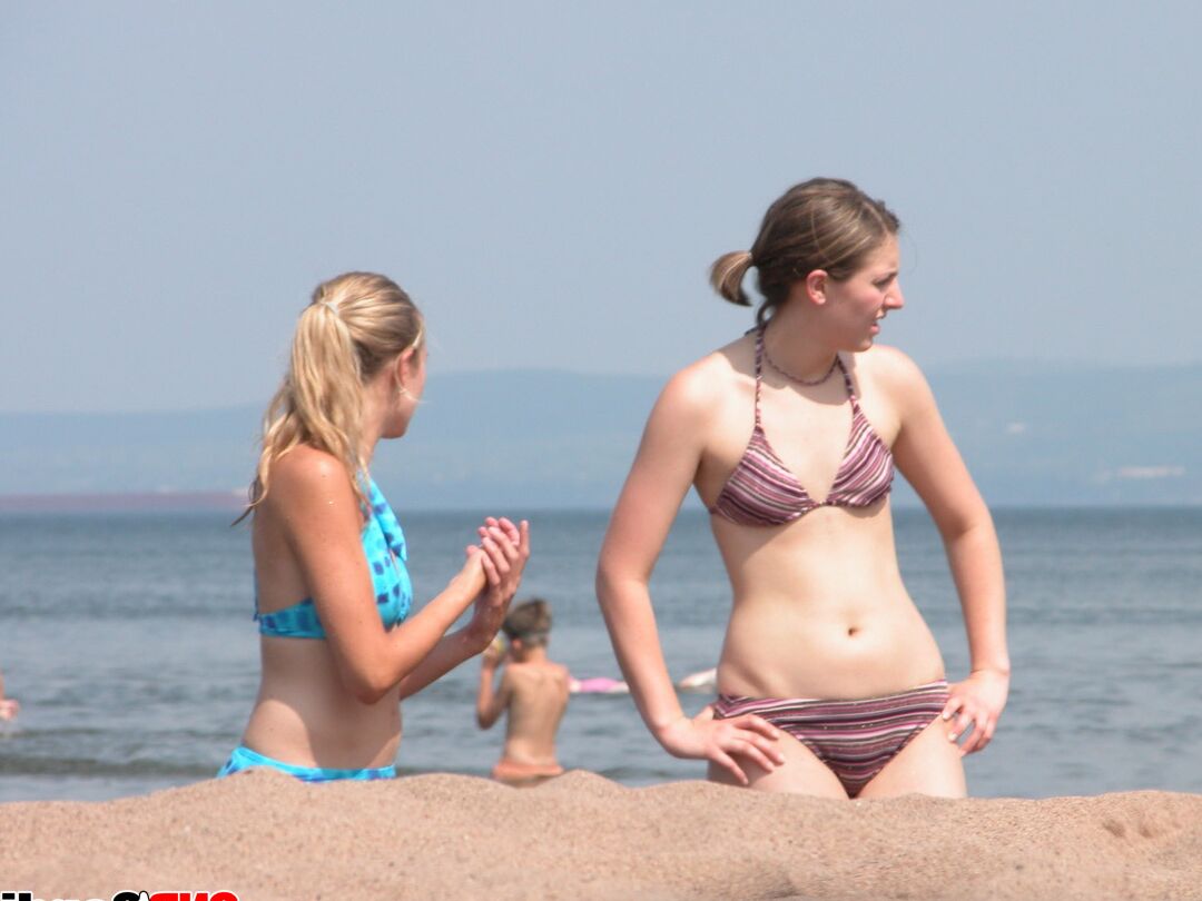 12P Snaps francs de filles amatrices portant des bikinis sur des plages publiques