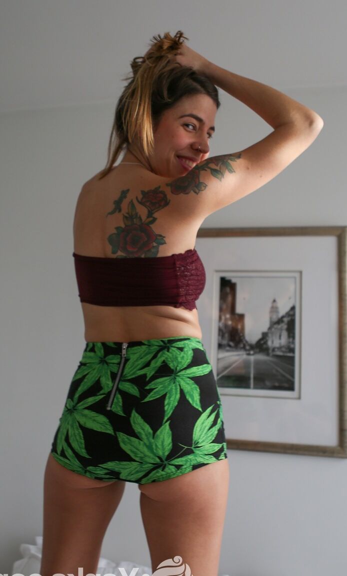 17P La jeune brune Lily B enlève ses vêtements, montre ses seins et se masturbe