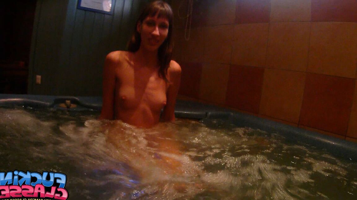 21P La joven amateur Tanielle hace una mamada decente y folla en el jacuzzi
