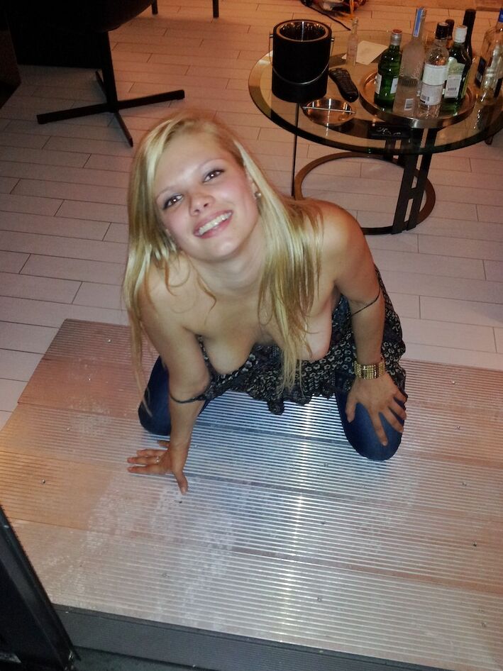 17P Amateurgöttin Stella lässt sich von ihrem Freund Bruno den Muff im POV fingern
