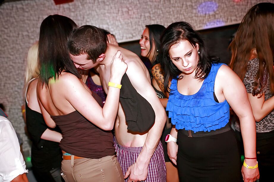16P Chicas amateurs cachondas folladas duro en una fiesta sexual borrachas