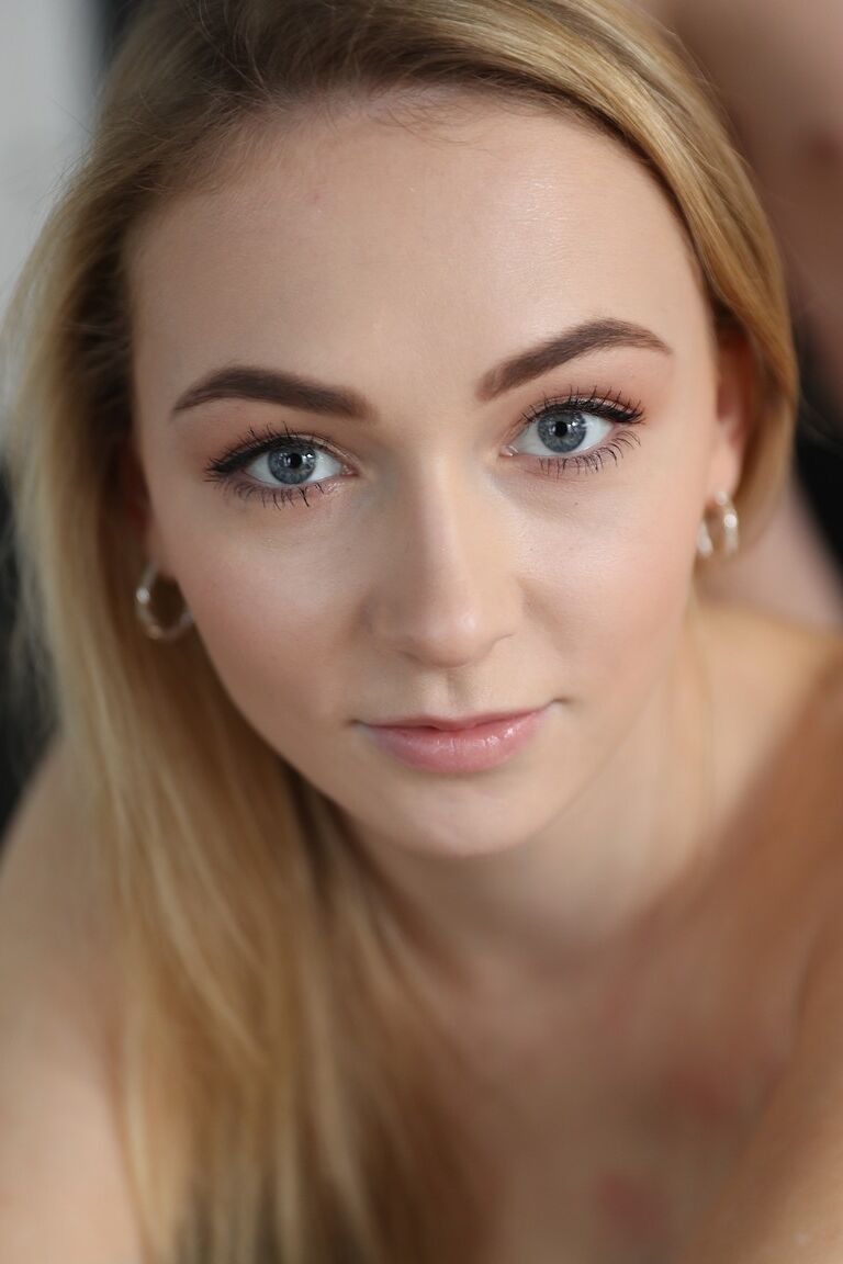 21P Blondes Mädchen mit kleinen Titten Jenny Wild reitet einen steifen Schwanz auf einer Couch