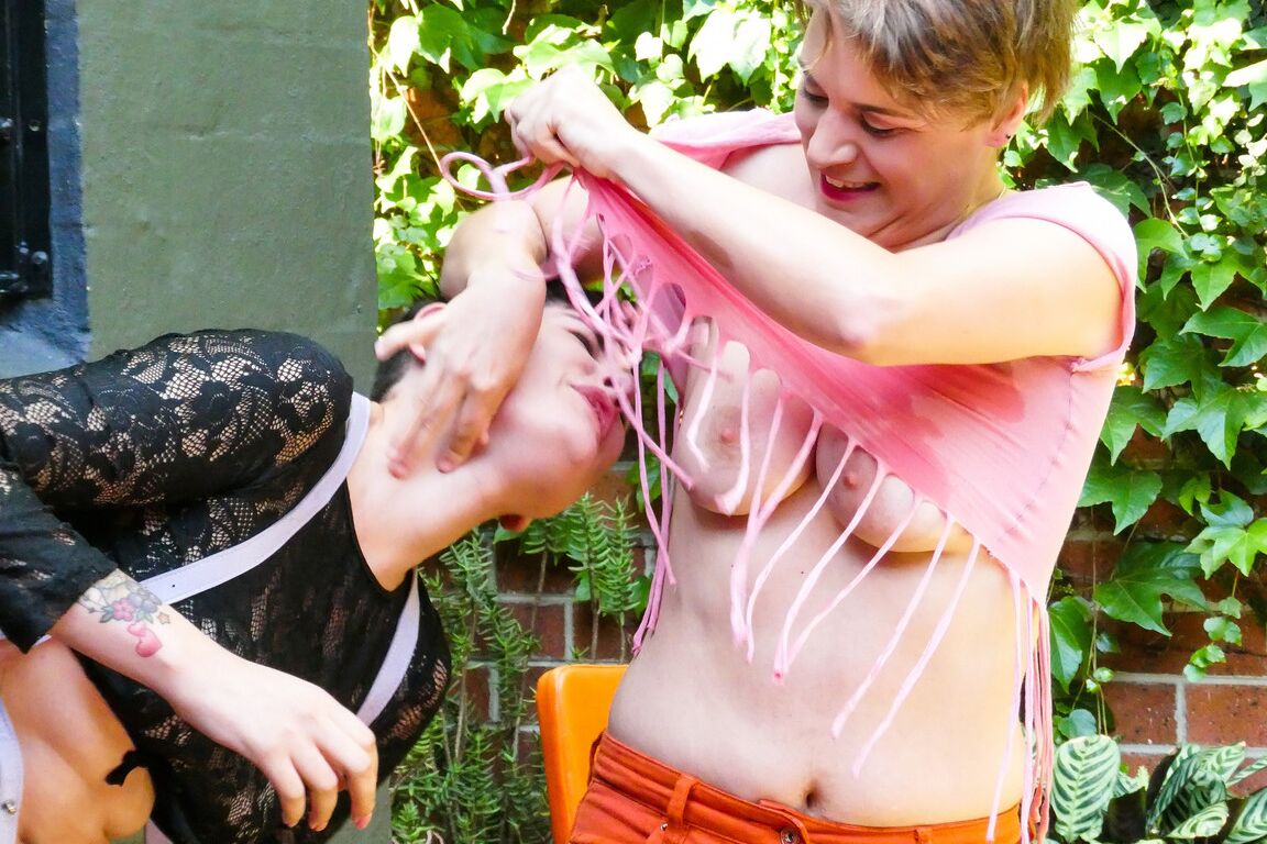 21P Lésbicas amadoras excitadas a desfrutar de cunilíngua selvagem ao ar livre