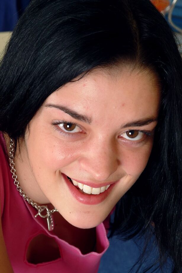 21P Cassie, beauté amateur aux yeux bruns, se déshabille sur le canapé.