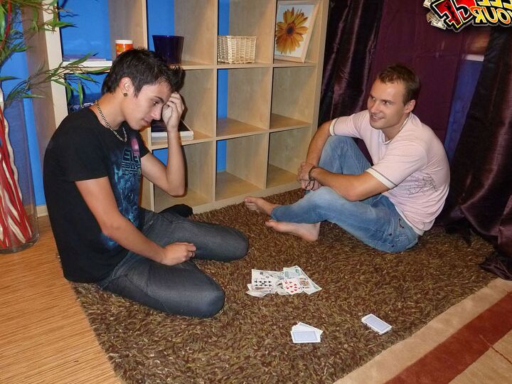 16P Jovem loira faz sexo com um garoto depois que o namorado perde um jogo de cartas