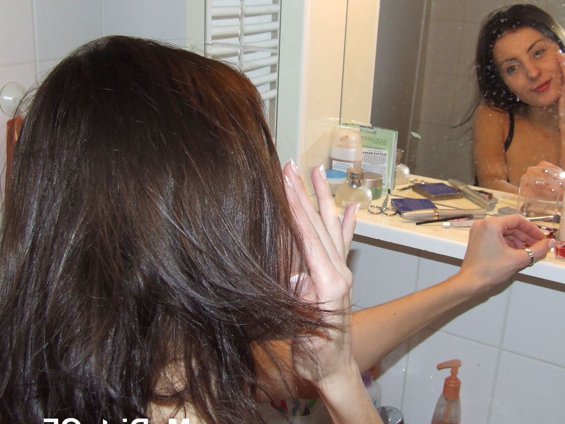 21P A namorada safada Nicky dá uma cabeça desleixada ao namorado e bate no pênis dele