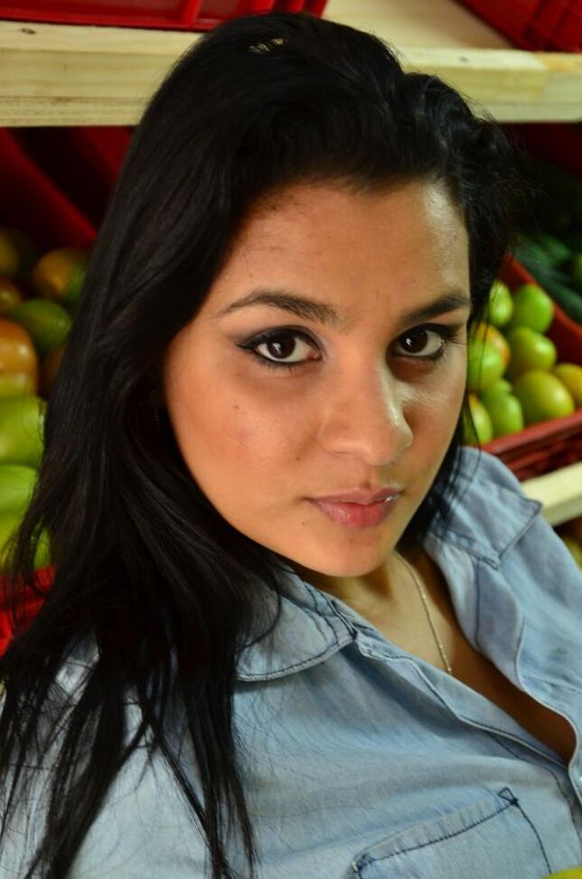 18P La traviesa latina Joa Cienfuegos se desnuda y muestra su sexy culo y sus tetas naturales