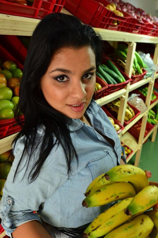18P La traviesa latina Joa Cienfuegos se desnuda y muestra su sexy culo y sus tetas naturales