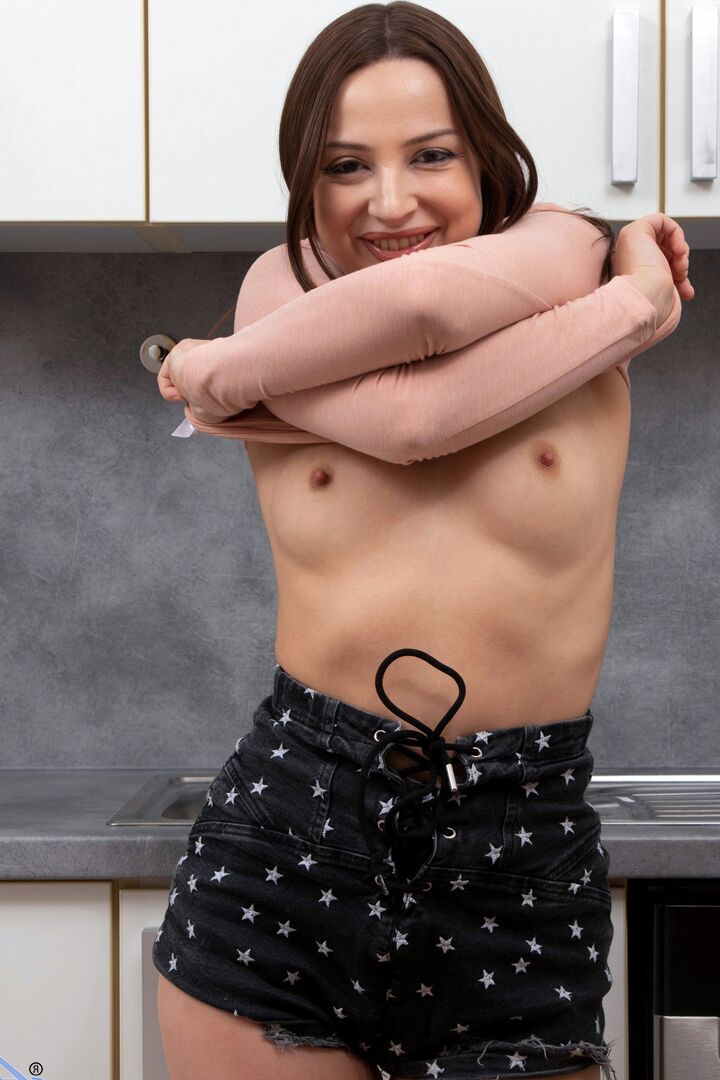 16P All natural housewife Kylie Green is ready to rock and roll her world with the