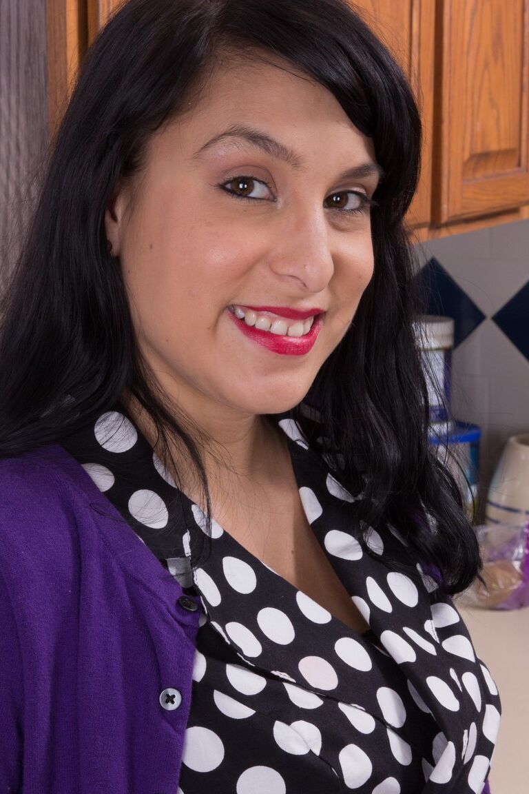 21P Nena amateur con medias de rejilla Lucy Dutch jugando con su coño con utensilios de cocina
