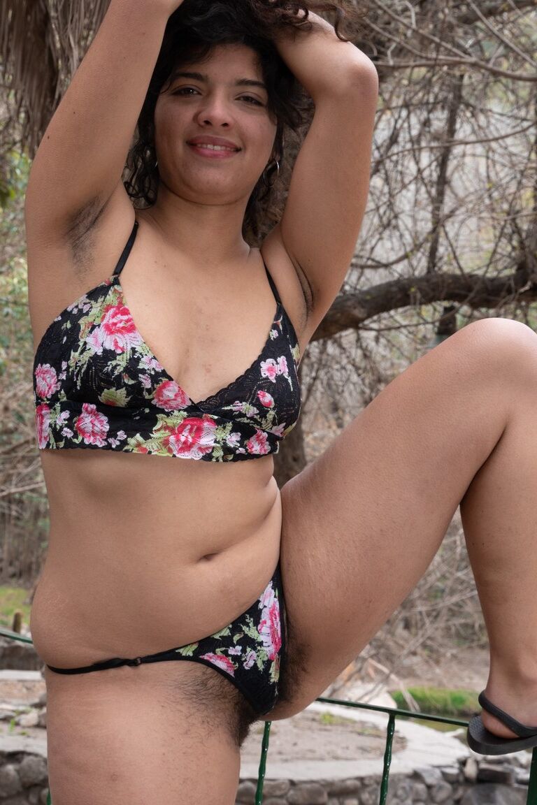 21P Exótica amadora Maria F mostra sua bunda cheia de bolhas e sua vulva peluda ao ar livre
