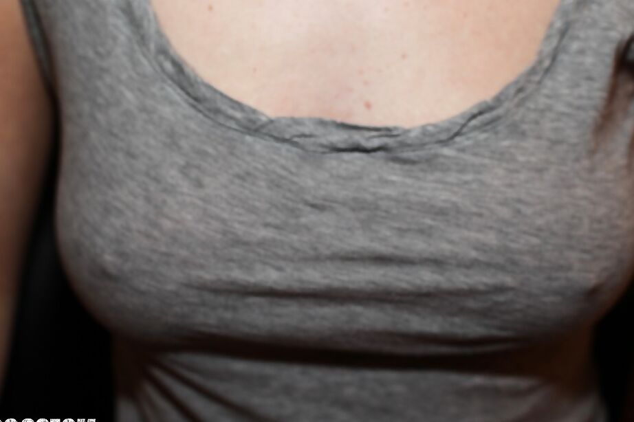 16P Rubia amateur en bragas negras Cherry Torn mostrando sus grandes melones