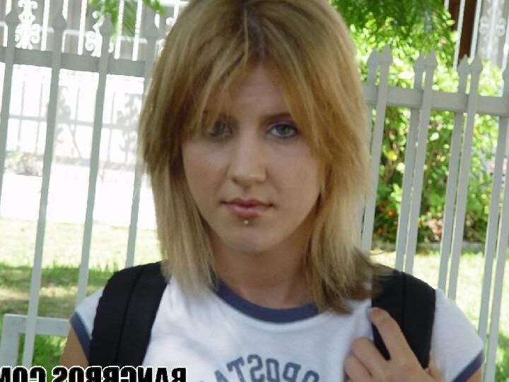 21P Loira safada mostra seus seios naturais para um estranho
